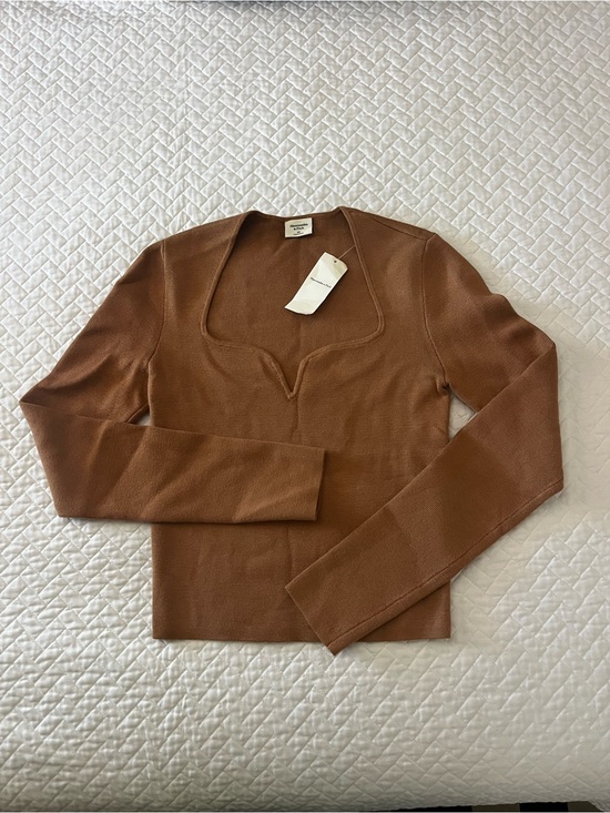 Abercrombie & Fitch Sweaters - Abercrombie & Fitch Brown V-Neck Knit Sweater fitted